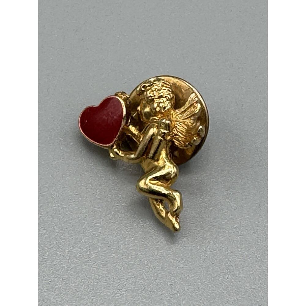 Vintage Angel Cherub Holding A‎ Red Heart Gold Colored Lapel Pin